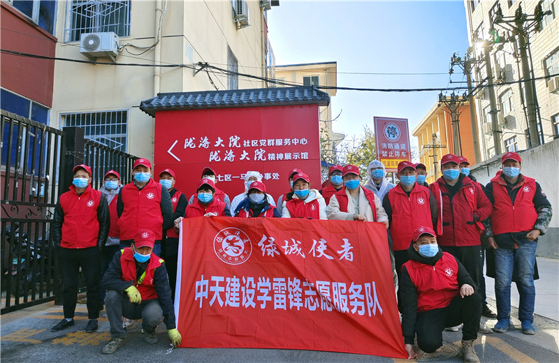 2021年12月1日，中天九建项目部的志愿者走进“感动中国”陇海大院社区，聆听邻里大爱的故事，开展“绿城使者—小红象·健康行”全城消杀志愿服务活动。