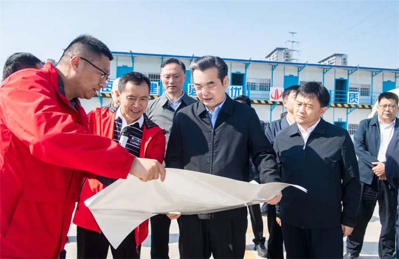 2024年10月30日，淮安市委书记史志军带队视察了中天江苏公司承建的“江苏康乃馨高端织造和智能装备制造一期项目”项目建设情况。